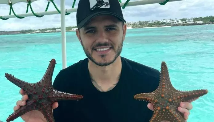 Mauro Icardi Con todo le han dado en redes al jugador del PSG, Mauro Icardi, luego que sacara unas estrellas de mar para tomarse una fotografía