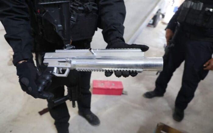 Desmantelan ocho fábricas clandestinas de armas y explosivos en Michoacán