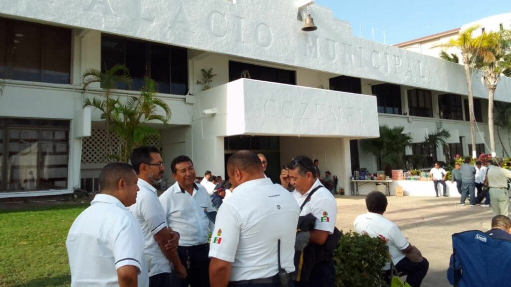 Plantón masivo de taxistas de Cozumel; exigen nuevas concesiones a las autoridades