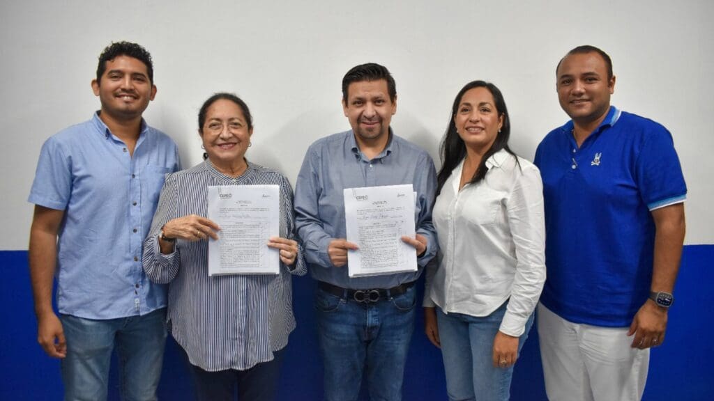 Ratifica PAN a Mayuli Martínez como candidata al Senado y nombra a foráneo para diputación plurinominal