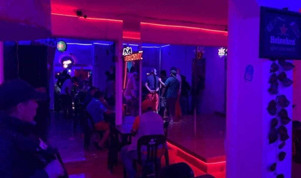 Rescatan FGE y Guardia Nacional a ocho mujeres durante cateo en un bar clandestino de Cancún