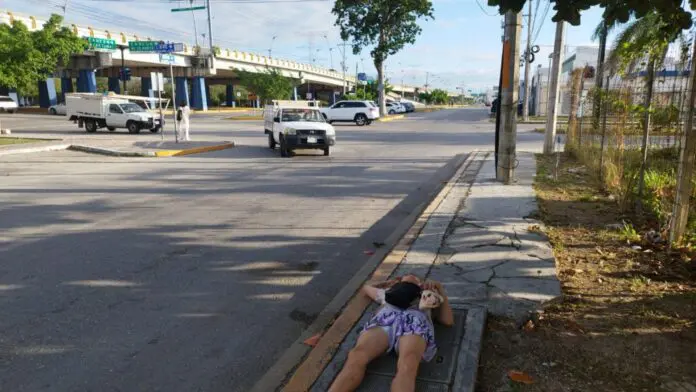 Captan a joven a quien le ganó el sueño a Captan a joven a quien le ganó el sueño a un lado de la carretera federal 307 en Playa del Carmen
