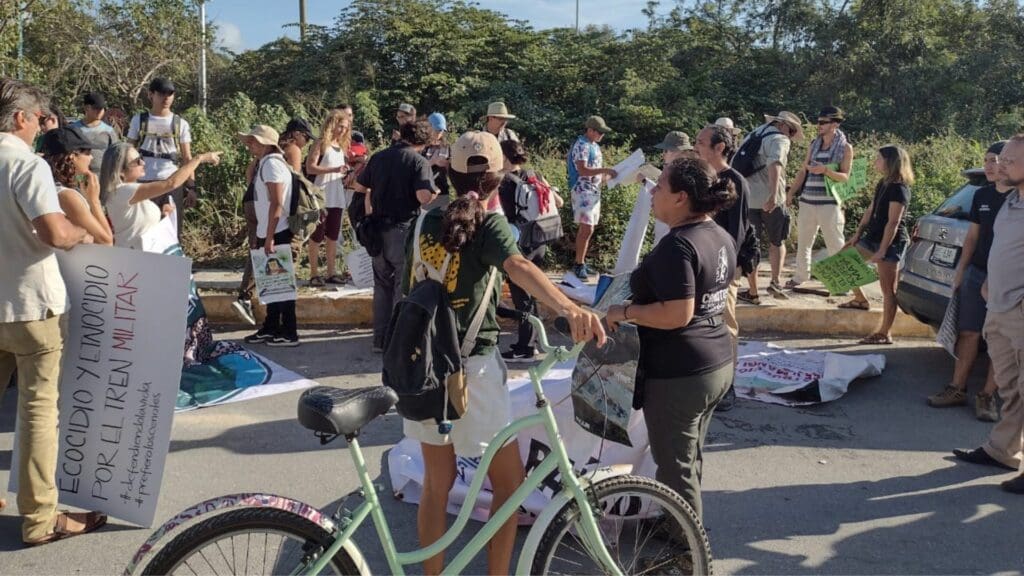 Activistas tuvieron que retirar manifestación pacífica en inauguración del tramo 5 del Tren Maya para evitar agresiones