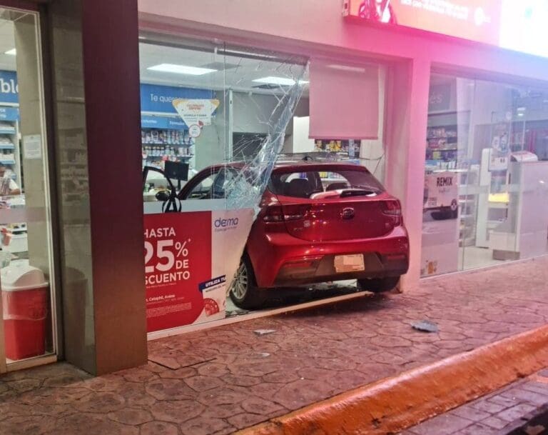 El conductor de un automóvil Kia Río perdió el control y acabó estrellándose contra la puerta de cristal de una farmacia en Cancún.