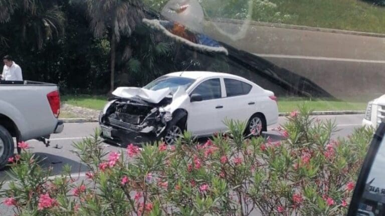 Caos vial por choques al interior del aeropuerto de Cancún