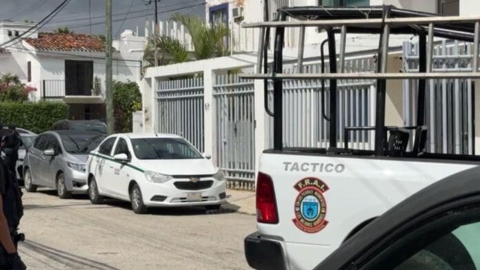 Fueron 23 las personas detenidas en un call center de Cancún donde vendían droga y estafaban a turistas, informó la Fiscalía.