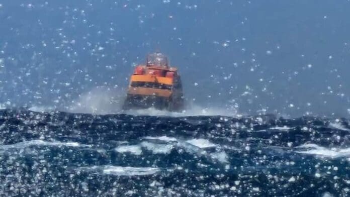 El transporte de carga que va de Cozumel a Playa del Carmen suspendió sus operaciones temporalmente por el mal clima.