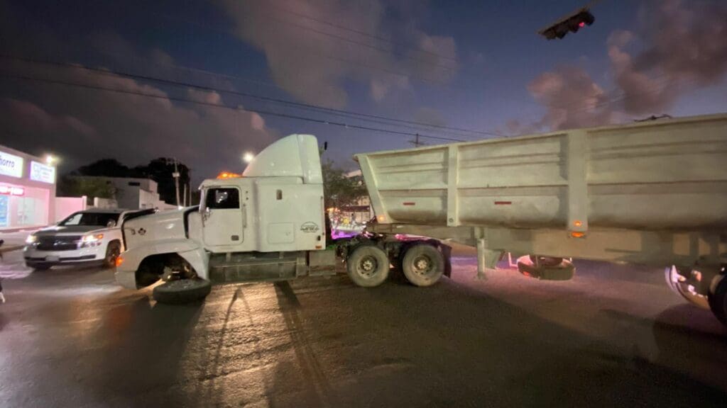 Doble percance vial en Cancún; se descompone un tráiler y vuelca otro vehículo