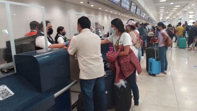 La gobernadora se reunió con empresarios y funcionarios de los tres niveles para que sea más eficaz la operación del aeropuerto de Cancún.