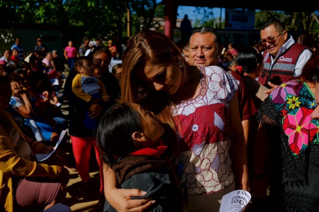 Lleva Mara Lezama esperanza y apoyos a la zona Maya con entrega de tarjetas “Comemos Tod@s”