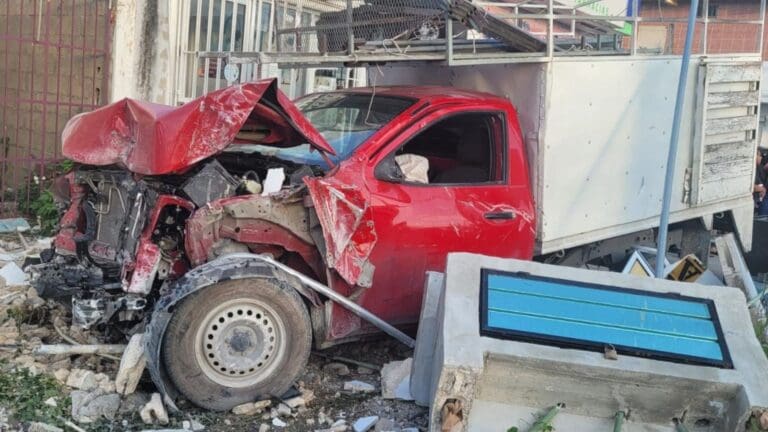 Muere peatón tras ser arrollado por un conductor que se subió a la acera y derribó un muro en Cancún