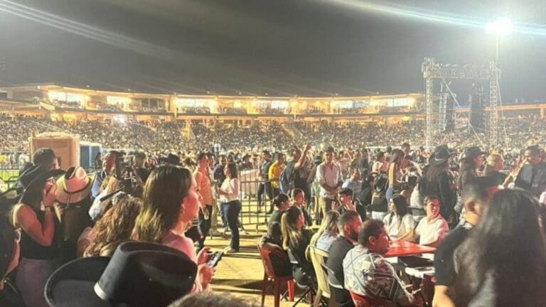 Se reportaron disparos por arma de fuego en el concierto de Carin León en el estadio "Beto Ávila" de Cancún.