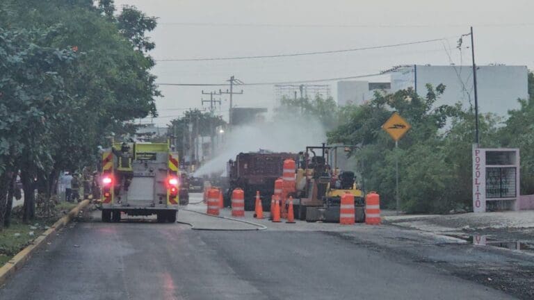 Una fuga de gas se reportó esta mañana en el "dragón" la pesada máquina que pavimenta las calles de Cancún.