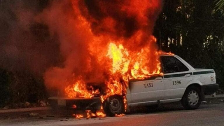 Se incendió un taxi en Cancún este fin de semana. Al parecer el fuego comenzó debido a un cortocircuito en la unidad.