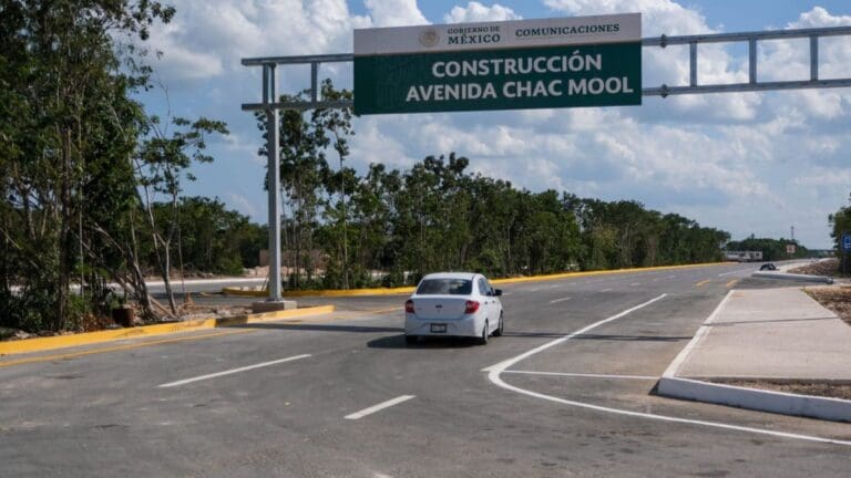 La avenida Chac Mool de Cancún ha sido reabierta a la circulación luego que fuera remodelada gracias a recursos federales.