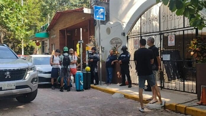 Desalojan hotel en zona turística de Playa del Carmen por un conflicto entre particulares