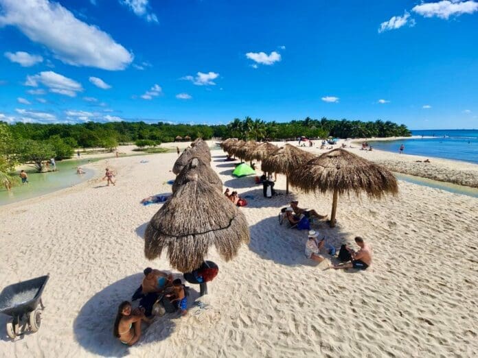 Retiran cárcamos de aguas negras de costas de Playa del Carmen