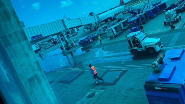 Denuncian rebose de aguas negras en la terminal 3 del aeropuerto de Cancún