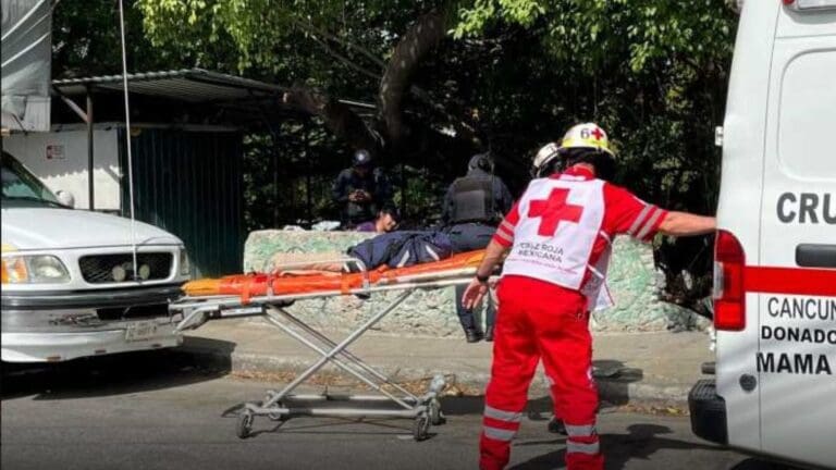 Encuentran a mujer desnuda en parque de Cancún