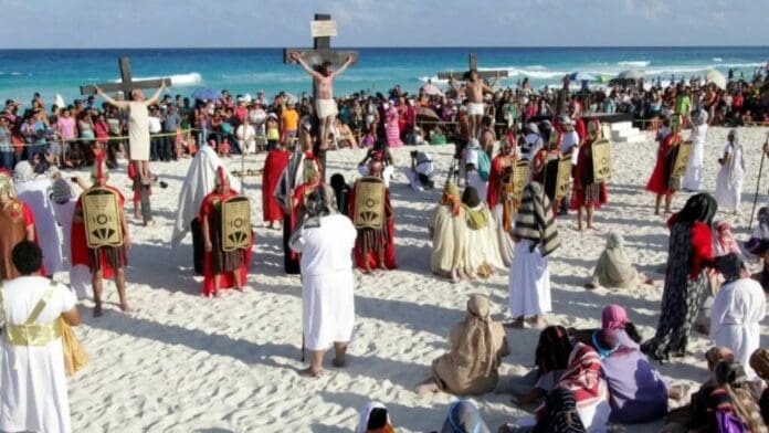 Extranjeros podrían participar en viacrucis de Playa del Carmen por primera vez