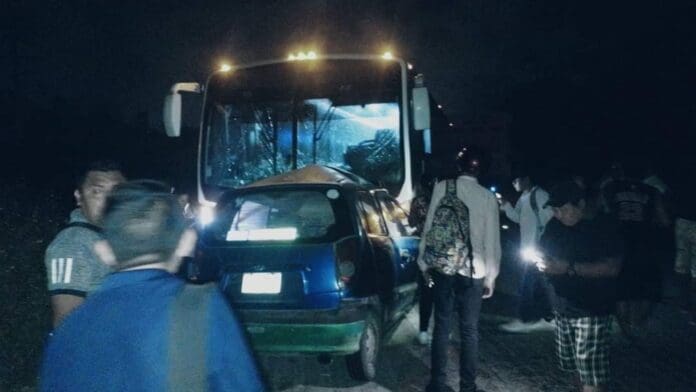 Fallece conductor tras chocar con un autobús en la carretera Fallece conductor tras chocar con un autobús en la carretera federal 307 en el tramo Tulum-FCP