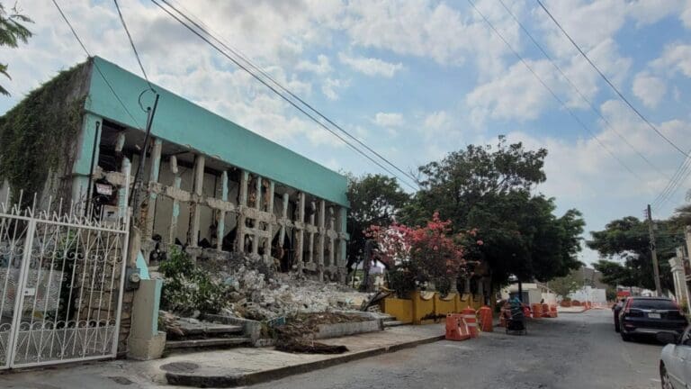 Se inició con la demolición del histórico cine “Blanquita” ubicado en el centro de Cancún, tras más de 20 años en el abandono.