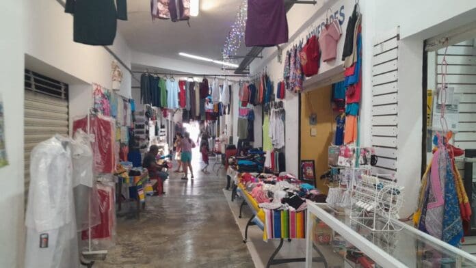 Muchos locales del mercado de la colonia Colosio de Playa del Carmen permanecen cerrados, los que están en riesgo de ser invadidos.