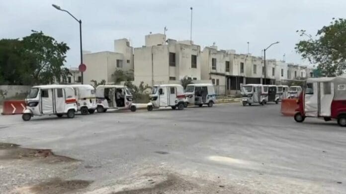 Mototaxistas de Playa del Carmen bloquean acceso al Tren Maya; piden más seguridad