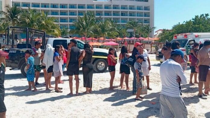 Niño de cinco años muere ahogado en la Zona Hotelera Un niño de cinco años de edad se ahogó este domingo en Playa Langosta, ubicada en el kilómetro 5.5 de la Zona Hotelera de Cancún.
