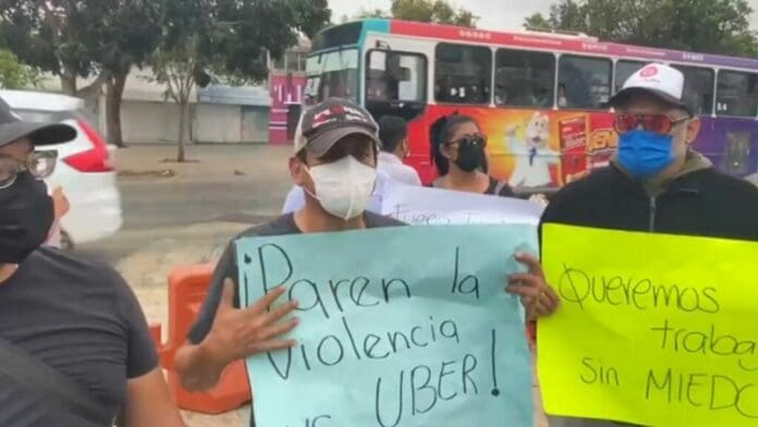 Nueva protesta de conductores de Uber en Cancún; se manifiestan en el Palacio Municipal