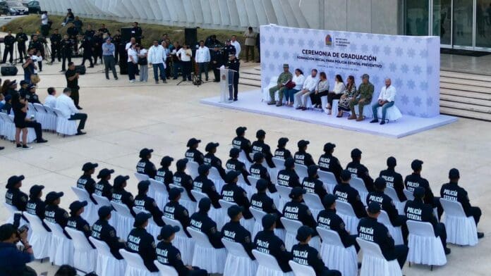 Quintana Roo fortalece la seguridad; 43 elementos se gradúan y La seguridad es uno de los puntos a los que siempre pone atención el gobierno de Quintana Roo. 43 elementos se integran a la Policía.