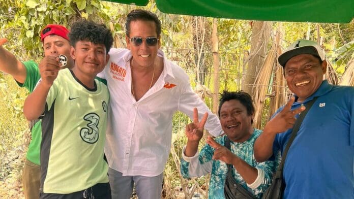Recorre Roberto Palazuelos las colonias Tres Reyes y Lombardo Toledano de Cancún
