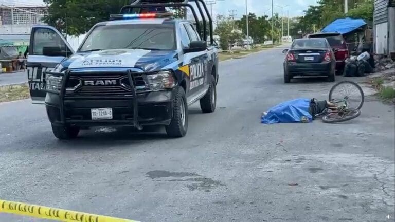 Un hombre de aproximadamente 50 años de edad perdió la vida en Cancún mientras viajaba en su bicicleta sobre la avenida Costa Maya.