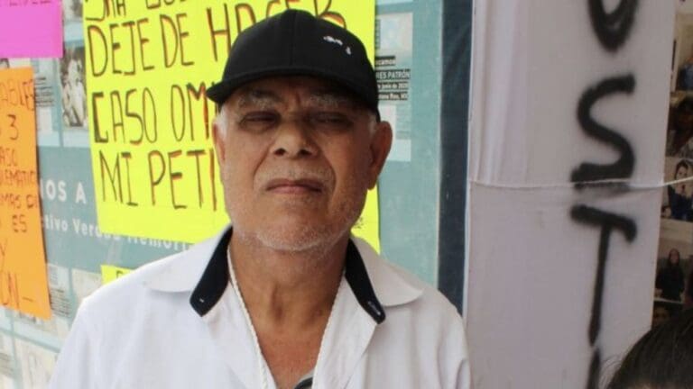 Taxista de Cancún en huelga de hambre bloquea la avenida Tulum; exige indemnización al sindicato