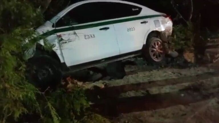 Taxista de Cancún pierde el control de su unidad y termina en la maleza