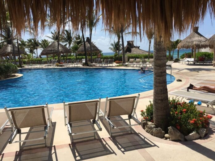 Turistas gastan hasta 3 mil litros de agua al día durante su estancia en Quintana Roo.
