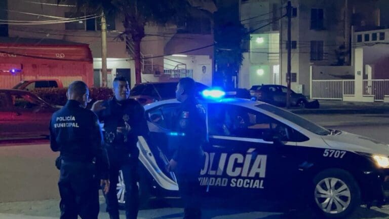 Vecinos y policías de Cancún auxilian a adulto mayor perdido