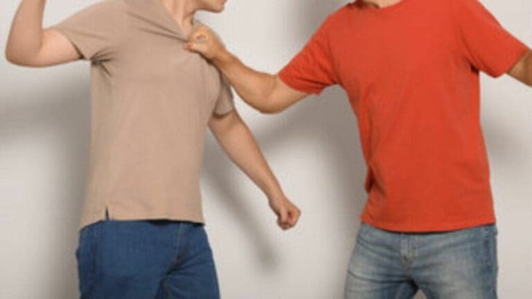 Riñen padres de familia por aparentes celos afuera de un kínder en Cancún