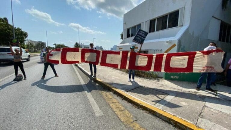 Clausuran la SEMARNAT en Cancún por ecocidios de Tren Maya y Puente Nichupté