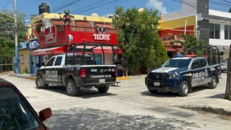 Ejecutan a un sujeto afuera de un expendio de cervezas en Cancún