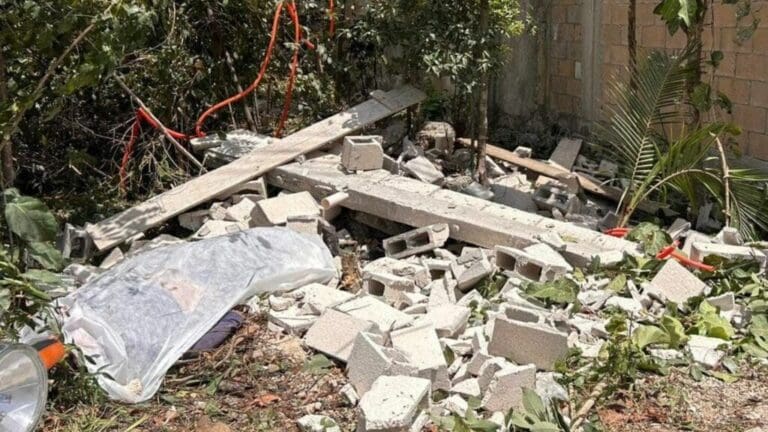 Muere una persona por surada en Cancún, tras caerle un muro encima