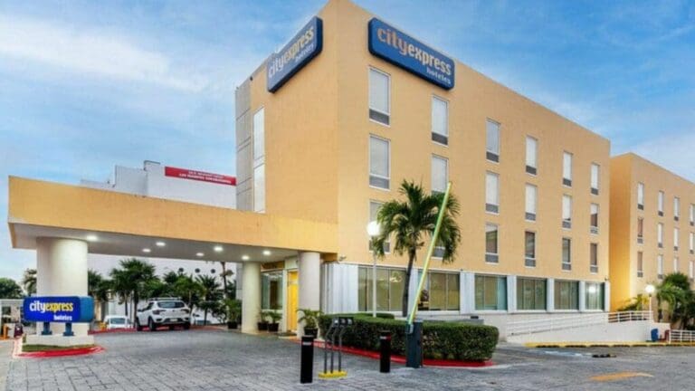 Hallan a turista británico sin vida en hotel City Express Cancún; presunto pacto suicida