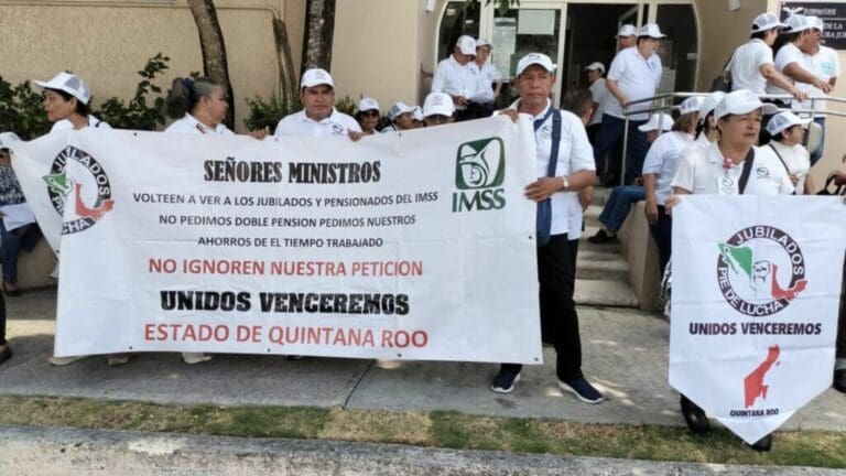 Protestan jubilados del IMSS en Cancún; exigen a la federación que les regrese sus ahorros
