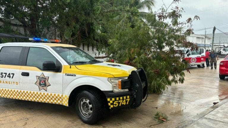 Realizan operativo en Cancún tras las lluvias de este jueves; auxilian a automovilistas y peatones