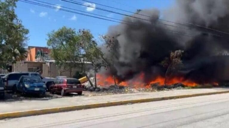 Se registra incendio en terreno baldío en la 227 de Cancún