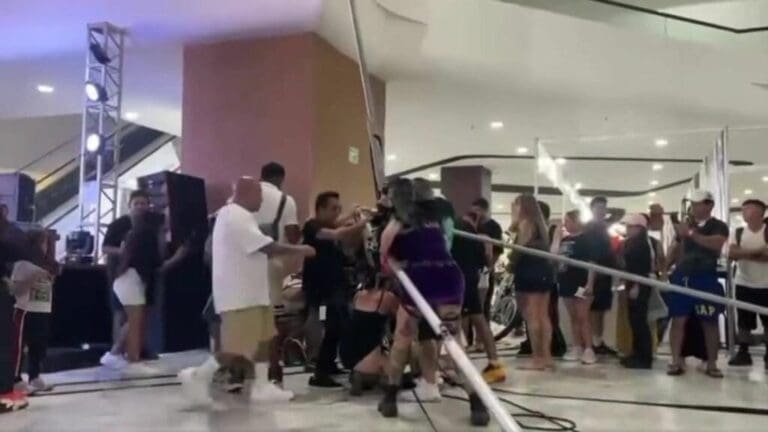 Cae una estructura en expo de tatuajes en Cancún; una bailarina y una espectadora se lesionaron