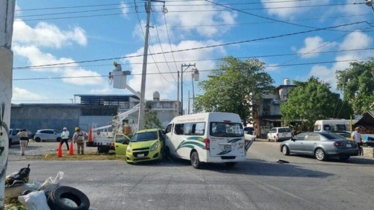 Combi choca con otro vehículo en la Región 230 de Cancún; hay ocho lesionados