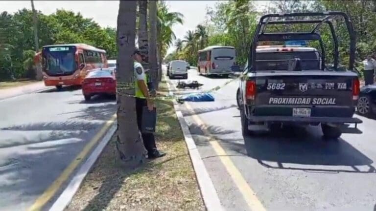 Un motociclista de tan solo 19 años de edad falleció sobre el bulevar Kukulcán en Cancún tras derrapar y golpearse contra una palmera.