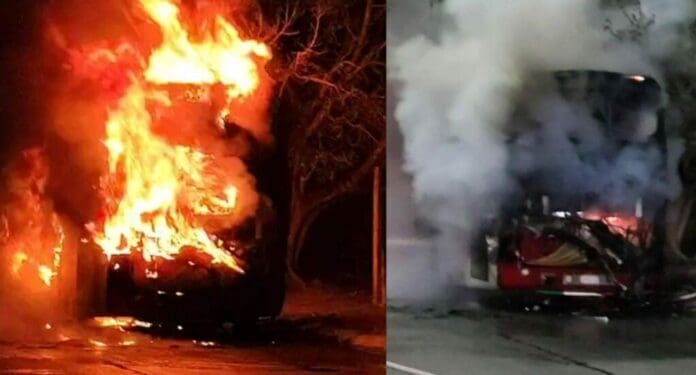 Un autobús de la empresa Tours Acosta fue incendiado en Cancún. El motivo sería el presunto cobro de derecho de piso.