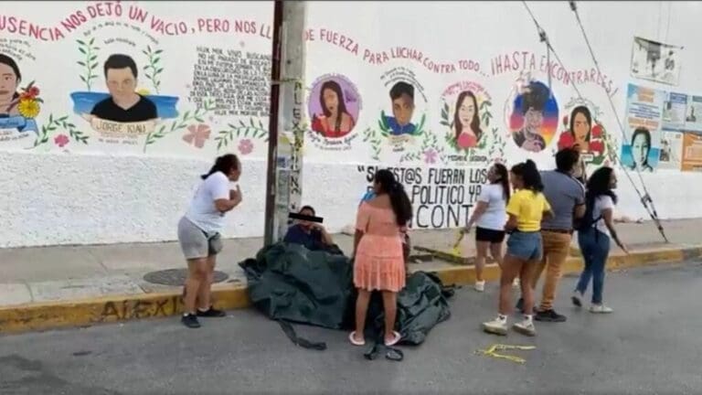 Madres buscadoras amarran a un poste a policía en Cancún; supuestamente les dijo que sus hijos desaparecieron por su culpa